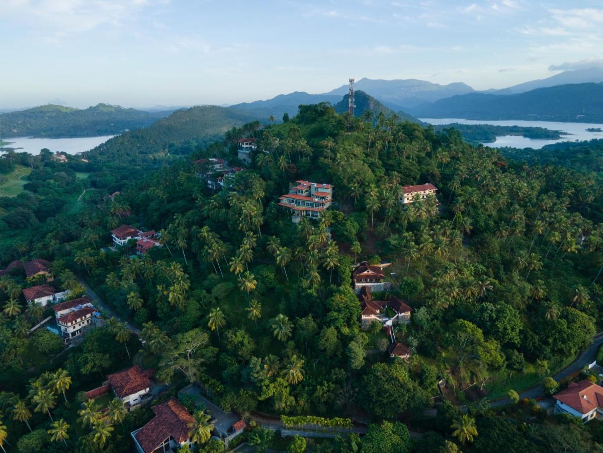 The Albatross, Kandy Digana Luaran gambar