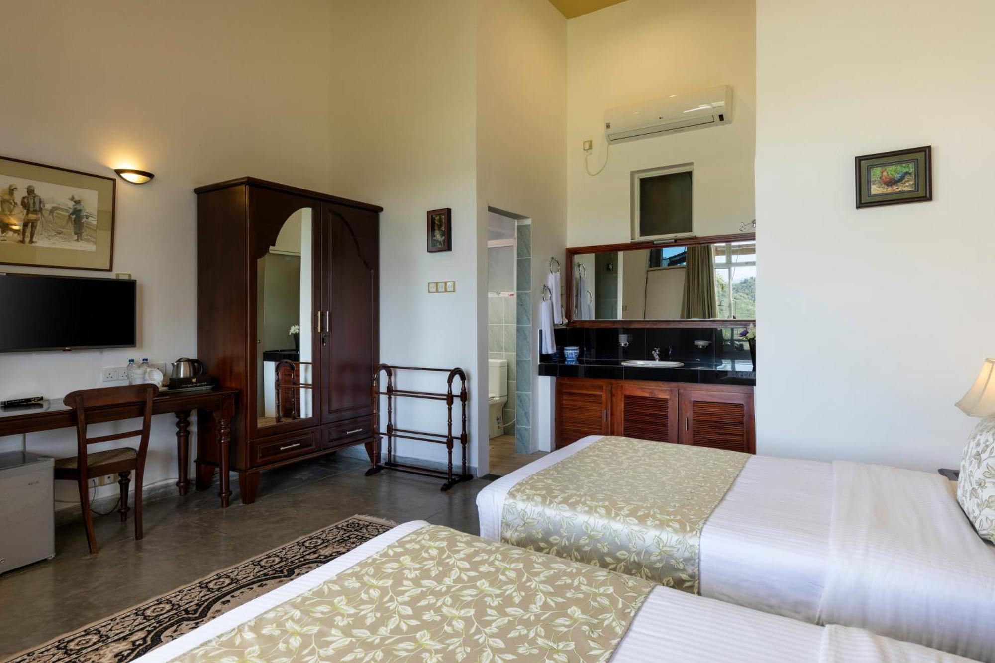 The Albatross, Kandy Digana Luaran gambar